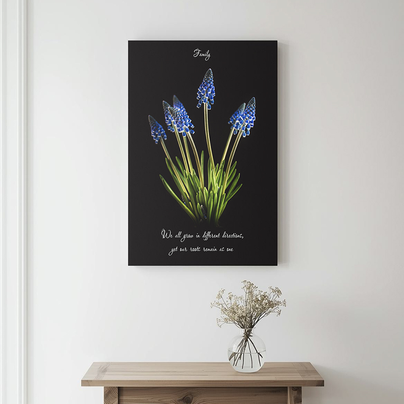 Familie tekst op canvas met bloemen aan de muur