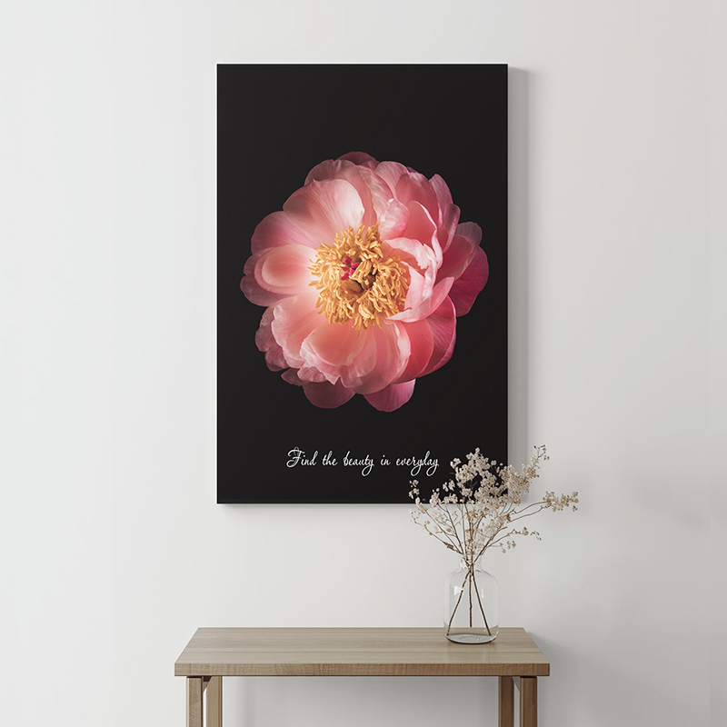 Elegante tekst op canvas met bloemen aan de muur