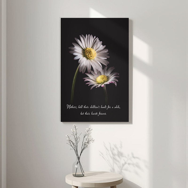 Liefdevolle tekst op canvas met bloemen aan de muur