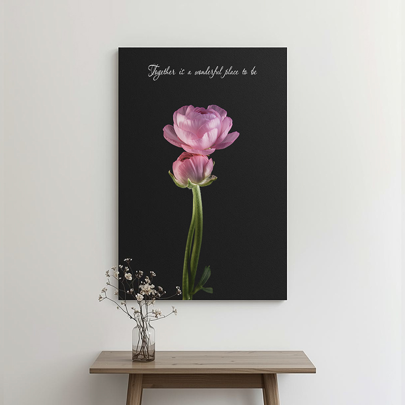 Liefdevolle tekst op canvas met bloemen aan de muur