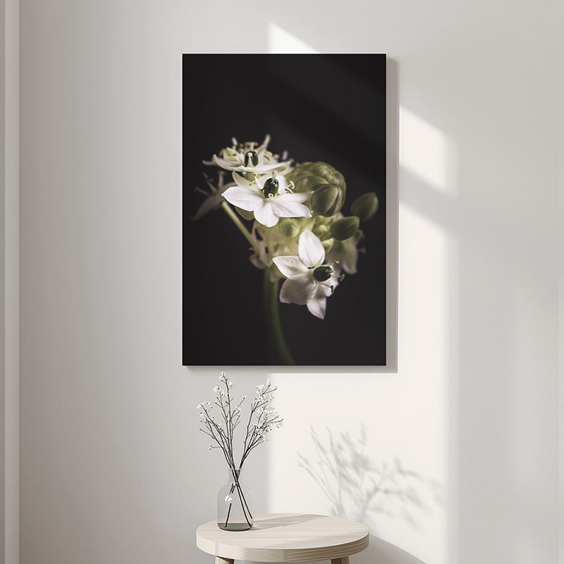 Witte bloemen op canvas aan de muur