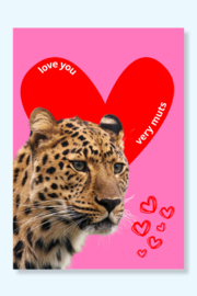 I love you very muts! Roze tijger wenskaart met een rood hart.