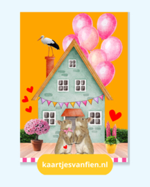Gele zwangerschaps ansichtkaart met konijntjes en roze ballonnen.