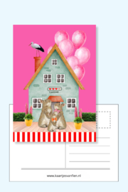 Vol verwachting klopt ons hart. Donkerroze zwangerschapskaart met ooievaar, konijntjes en liefde in de lucht