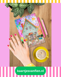 Hoera, een nieuw thuis! Verhuiskaart met konijnenfamilie en feestelijk huisje.
