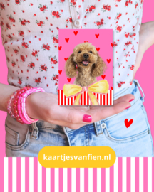 Poedel met rode hartjes en gele strik. Roze A6 ansichtkaart.