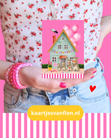 Hoera! Jullie krijgen een  meisje! Zwanger felicitatiekaart voor een derde kindje. Licht roze.