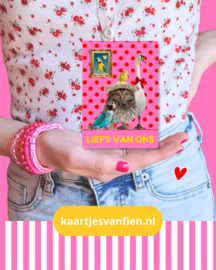 Liefs van ons! De perfecte roze dieren wenskaart met rode stippen.