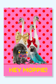 Hey moppie! Een lieve roze, rode postkaart met een knipoog en knuffels.