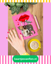 Roze dieren ansichtkaart met tijger, vogels, egel en een aap.