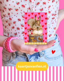 Schattige roze, rode wenskaart met  eekhoorn. Omringt door hartjes en paddenstoelen.