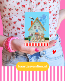 Liefde groeit. Lichtblauwe zwangerschapskaart met huisje, ooievaar en schattige konijntjes