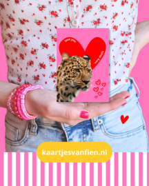 I love you very muts! Roze tijger wenskaart met een rood hart.