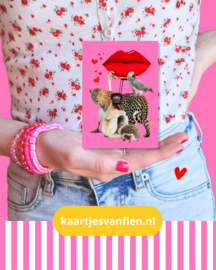 Roze dieren ansichtkaart met tijger, vogels, egel en een aap.