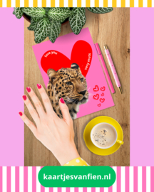 I love you very muts! Roze tijger wenskaart met een rood hart.