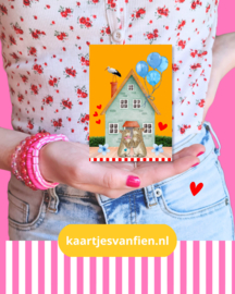 Hoera zwanger, een kleine jongen op komst. Stuur de toekomstige ouders een mooie gele zwangerschapskaart met blauwe balonnen.