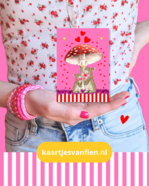Liefdevolle roze, konijnen wenskaart samen onder de rode paddenstoel met witte stippen.