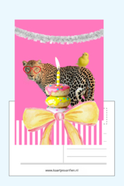 Deze vrolijke roze tijger verjaardags wenskaart is perfect om de jarige mee te verassen!