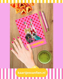 Hey moppie! Een lieve roze, rode postkaart met een knipoog en knuffels.