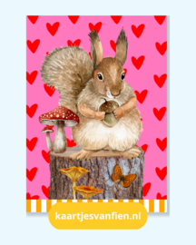 Schattige roze, rode wenskaart met  eekhoorn. Omringt door hartjes en paddenstoelen.