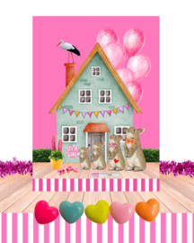 Hoera! Jullie krijgen een  meisje! Zwanger felicitatiekaart voor een derde kindje. Licht roze.