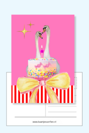 Gefeliciteerd roze wenskaart met zwanen, gele strik en taart voor verliefde stelletjes.