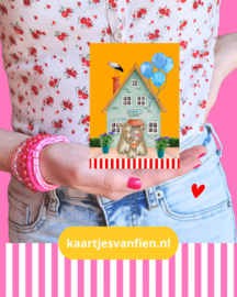 Hoera! Jullie krijgen een jongen erbij! Gele felicitatiekaart voor een tweede kindje.