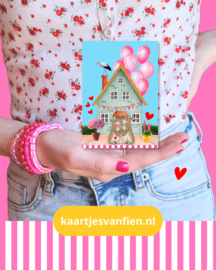 Licht blauwe zwangerschaps ansichtkaart met konijntjes en roze ballonnen.