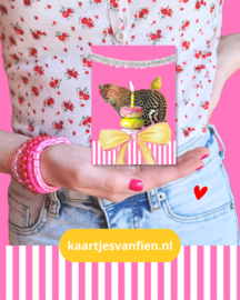 Deze vrolijke roze tijger verjaardags wenskaart is perfect om de jarige mee te verassen!