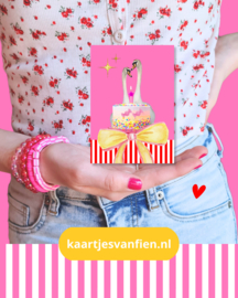 Gefeliciteerd roze wenskaart met zwanen, gele strik en taart voor verliefde stelletjes.