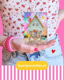 Hoera, een nieuw thuis! Verhuiskaart met konijnenfamilie en feestelijk huisje.