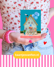 Een kleintje in aantocht. Donkerblauwe kaart vol liefde, met ooievaar en konijnenfamilie