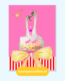 Gefeliciteerd roze wenskaart met zwanen, gele strik en taart voor verliefde stelletjes.