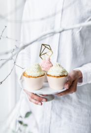 Cupcake bakjes roze met een gouden randje voor een jaardag