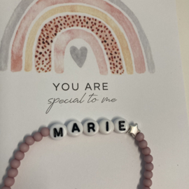 Lila armbandje met naam