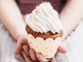 Cupcake bakjes perzik met gouden sterren voor een jaardag