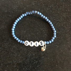 Blauw armbandje met naam