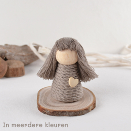 Kegelpoppetje van hout met macramé 