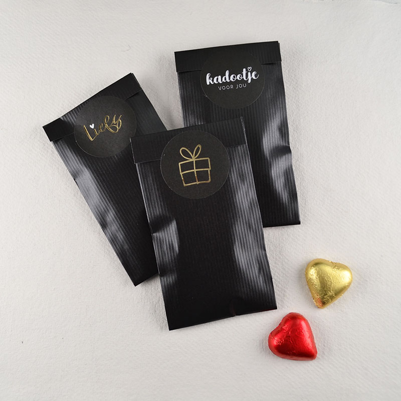 Zwart Cadeauzakje met Sticker en Chocohartjes