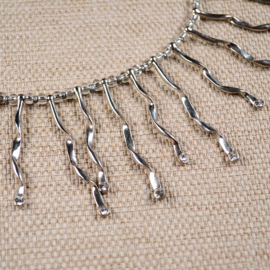 Zilverkleurige Ketting met Gedraaide Hangers
