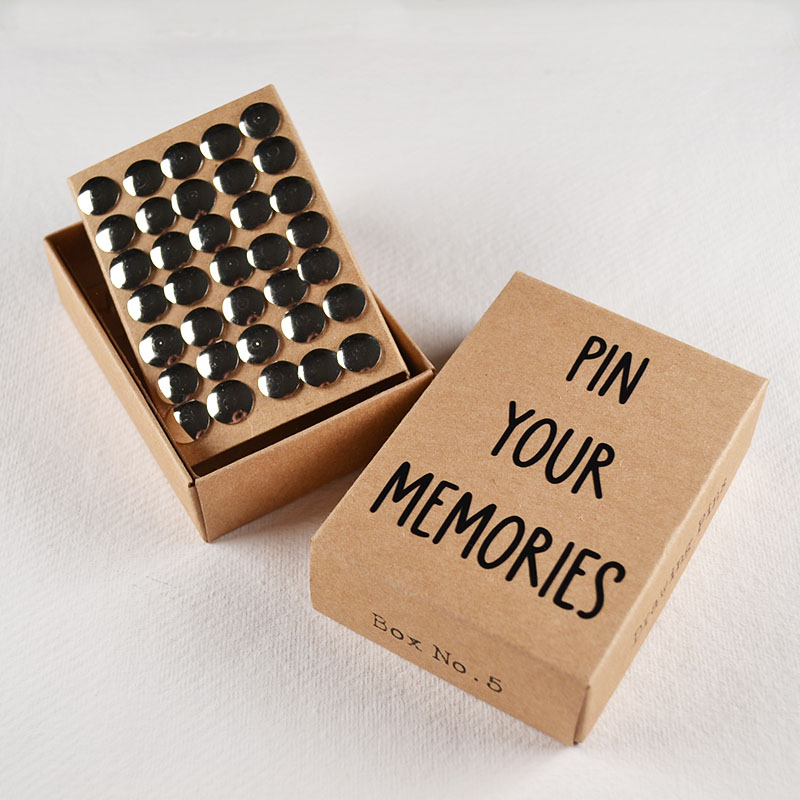 Kraft Doosje met Zilverkleurige Punaises – Pin Your Memories