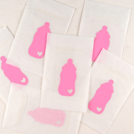 Zakje pergamijn met een roze babyfles-design