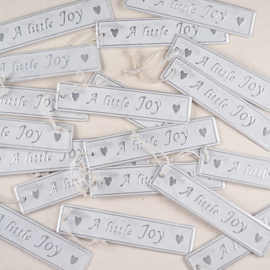 Wit zinken label met tekst A little Joy