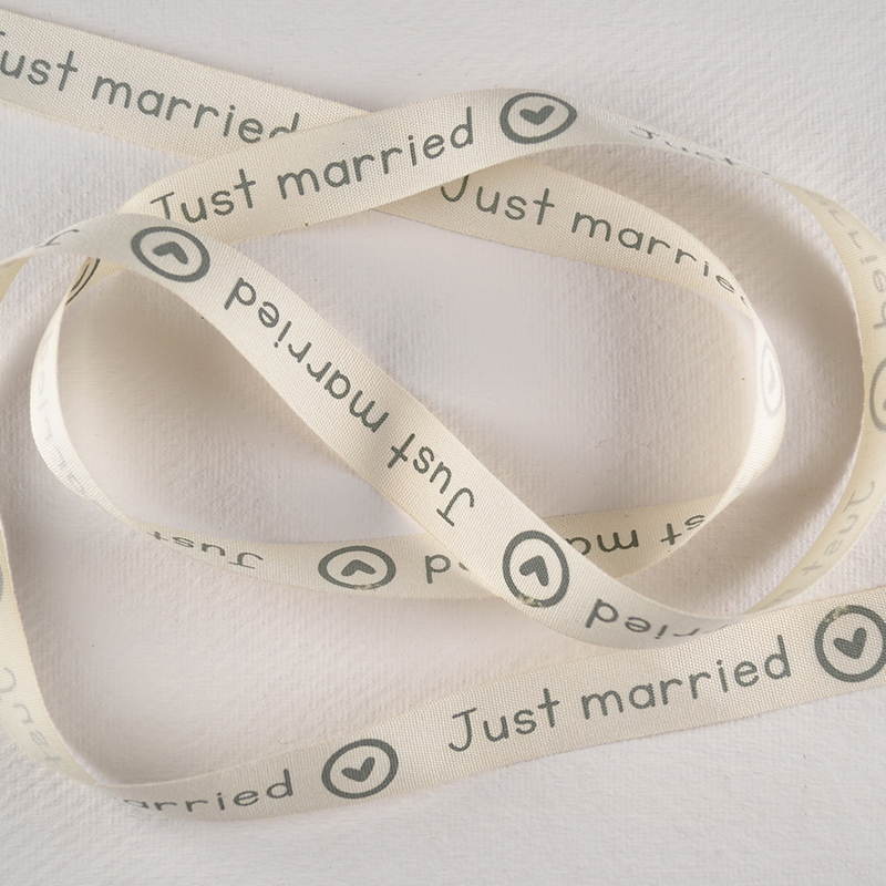Lint Just Married – Ivoorkleurig met Hartjesprint