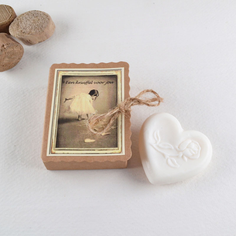 Knuffeldoosje met Zeephartje – Vintage Cadeautje met Roos