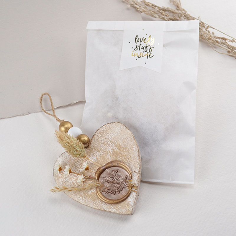 Papieren Cadeauzakje met Houten Hartje en Lovely Stuff