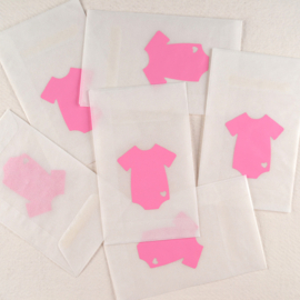 Zakje pergamijn met een roze romper-design