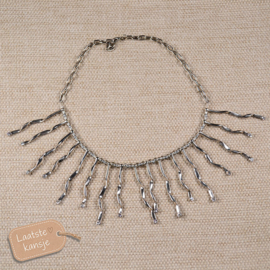 Zilverkleurige Ketting met Gedraaide Hangers