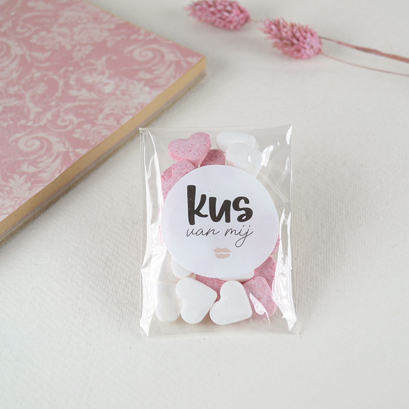 Cellofaanzakje Met Roze Snoephartjes en Sticker ‘Kus van Mij’