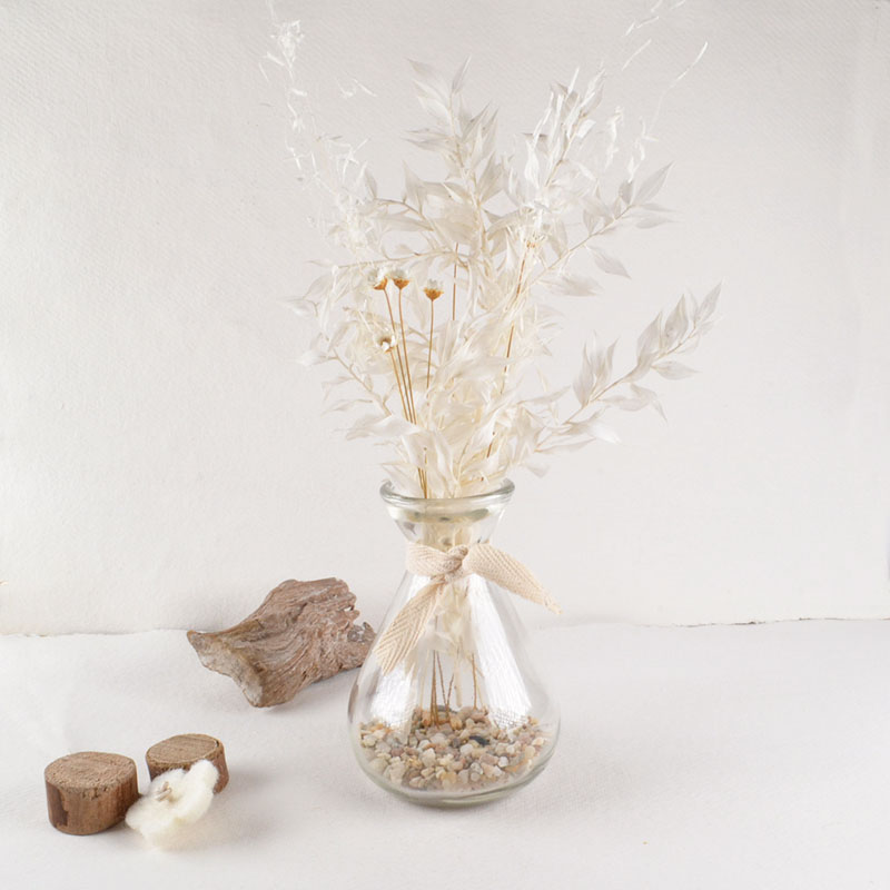 Glazen Vaasje met Roomwitte Droogbloemen en Steentjes
